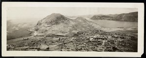 Vista aérea de una ciudad, presumiblemente en o cerca del Canal de Panamá, 1913 de Byron Company